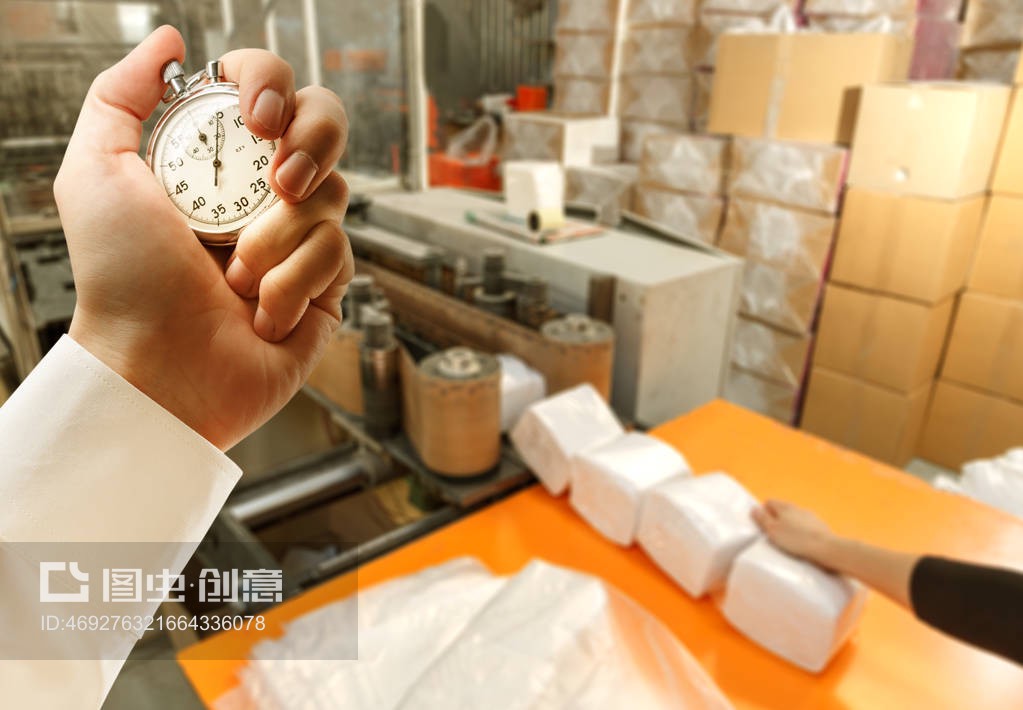 纸制品制造工艺及手持秒表Process of paper products manufacturing and stopwatch in hand